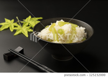 黑色背景中,用陶罐煮的白屈菜米 黑色背景中,用陶罐煮的白屈菜米 125232000