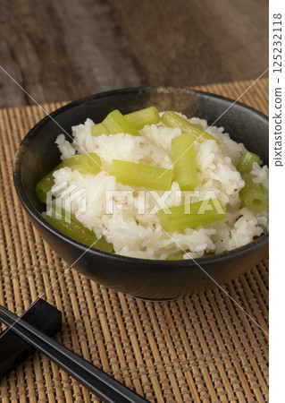 用陶罐煮的款冬飯 125232118