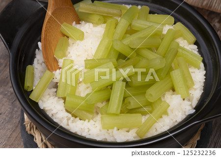 Rice cooked with butterbur in a clay pot Rice cooked with butterbur in a clay pot 125232236
