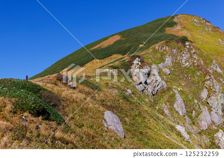 從飯豐山脈的梅加川小屋望去，登山客正朝著北又岳前進 125232259