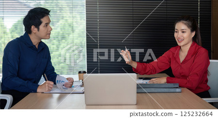 Team Collaboration and Financial Insights. Sharing data-driven insights during a corporate consultation. 125232664