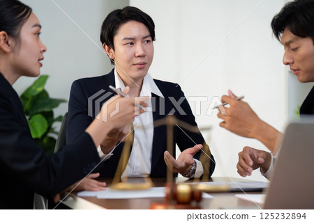 Legal Expertise and Client Engagement. A group discussion among legal professionals and clients. 125232894