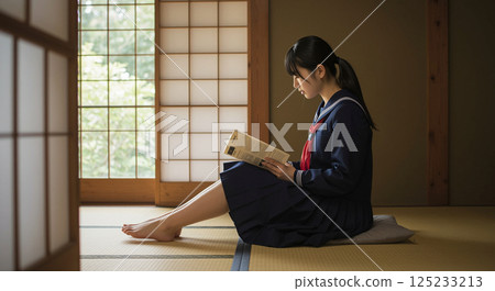 身穿水手服的女高中生在日式房間休息看書 125233213