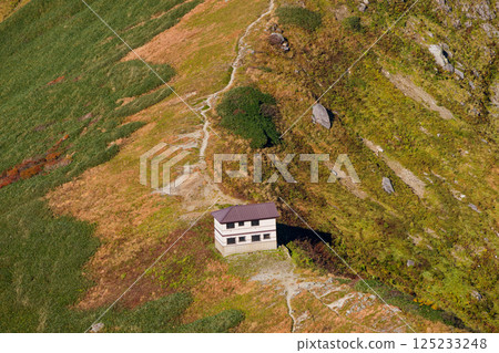 View of the Baikakawa hut from the climb to Mt. Baikakawa in the Iide mountain range View of the Baikakawa hut from the climb to Mt. Baikakawa in the Iide mountain range 125233248