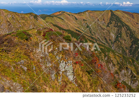 Autumn-colored Mt. Monnai seen from Mt. Baikabiki in the Iide mountain range 125233252