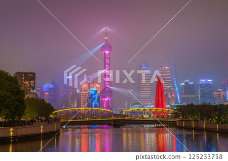 上海外灘東方明珠燈光秀 上海外灘東方明珠燈光秀 125233758