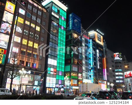 夜晚繁華的新宿歌舞伎町－城市景觀（2025年3月） 125234184