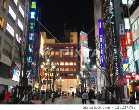 夜晚繁華的新宿街道（更多第四大道）城市景觀（2025 年 3 月） 125234792