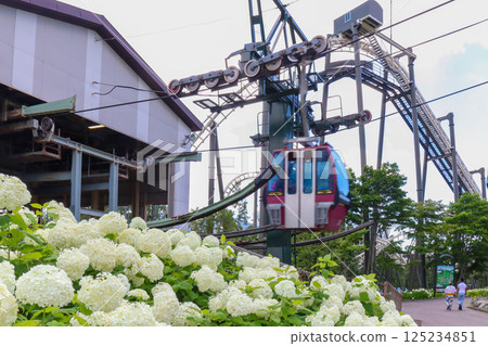 北海道留壽都度假村,陽光明媚的夏日高原-乘坐纜車和纜車俯瞰安娜貝爾 北海道留壽都度假村,陽光明媚的夏日高原-乘坐纜車和纜車俯瞰安娜貝爾 125234851