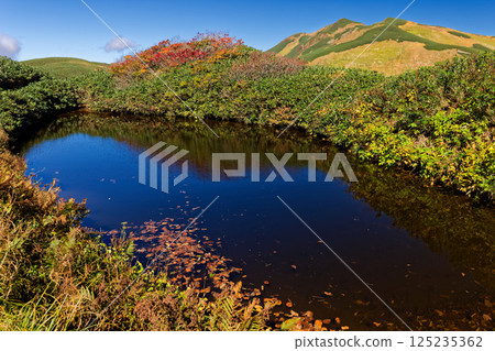 Mitarai Pond and Mt. Eboshi on the Iide Mountain Range's Main Ridge Trail 125235362