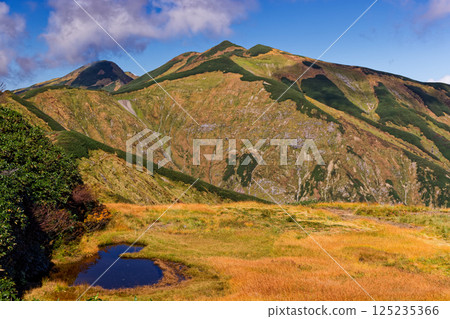 Autumnal Iide mountain range, Tengu-no-niwa and the ridgeline leading to Mt. Eboshi and Mt. Kitamata 125235366