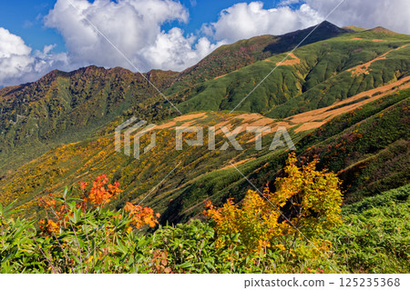 Autumnal Iide mountain range: Mt. Iide and Daigura ridge seen from the main ridge trail 125235368