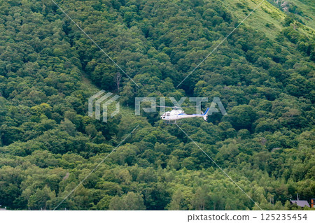在晴朗的夏日,乘坐直升機飛越北海道留壽都度假村,欣賞美景 在晴朗的夏日,乘坐直升機飛越北海道留壽都度假村,欣賞美景 125235454