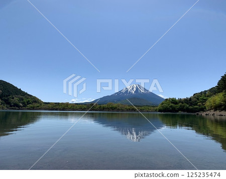 寧靜的初夏景色,富士山倒映在湖面和藍天上。 寧靜的初夏景色,富士山倒映在湖面和藍天上。 125235474