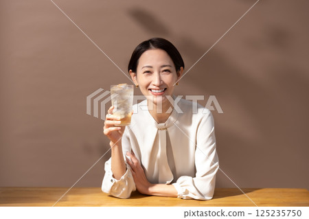 女人喝高球棕色 125235750