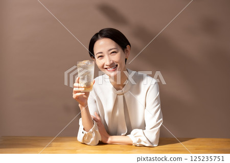 女人喝高球棕色 125235751