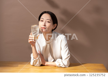 女人喝高球棕色 125235752