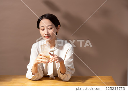 女人喝高球棕色 125235753