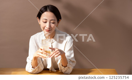 女人喝高球棕色 125235754