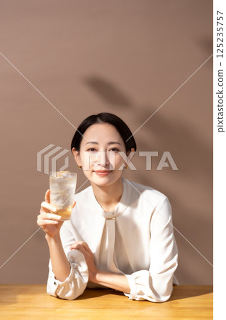 女人喝高球棕色 125235757