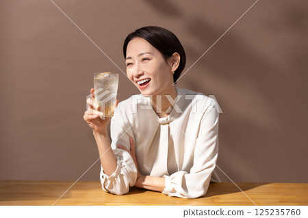 女人喝高球棕色 125235760