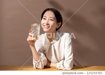 女人喝高球棕色 125235761