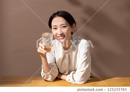 女人喝高球棕色 125235765
