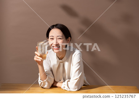 女人喝高球棕色 125235767