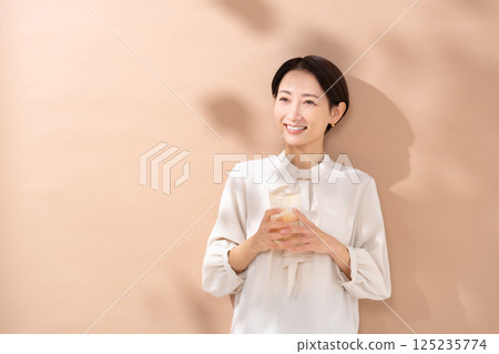 女人喝高球，陽光 125235774