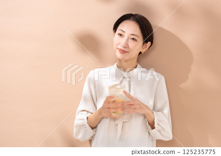 女人喝高球，陽光 125235775