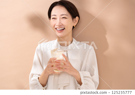 女人喝高球，陽光 125235777