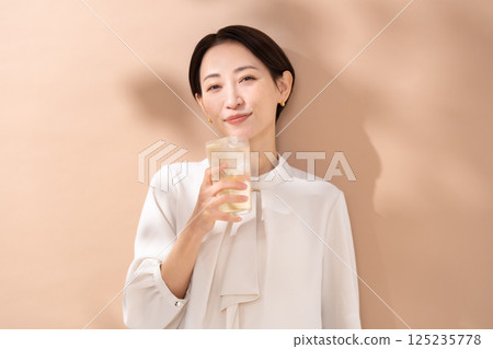 女人喝高球，陽光 125235778