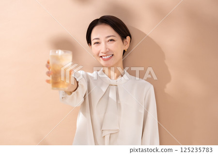 女人喝高球，陽光 125235783