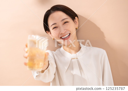 女人喝高球，陽光 125235787