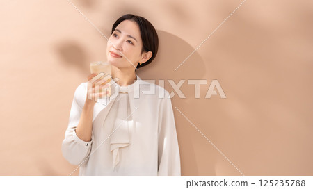 女人喝高球，陽光 125235788