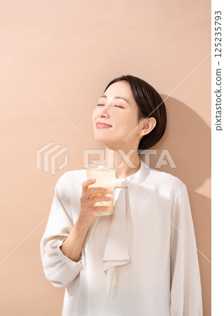 Woman drinking highball, sunlight Woman drinking highball, sunlight 125235793