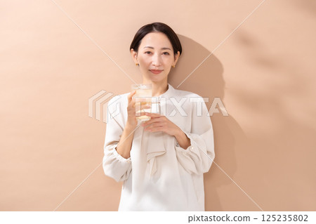 女人喝高球，陽光 125235802