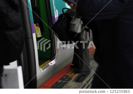 Tohoku Shinkansen/Hokkaido Shinkansen H5 Series passengers boarding and disembarking Tohoku Shinkansen/Hokkaido Shinkansen H5 Series passengers boarding and disembarking 125235863