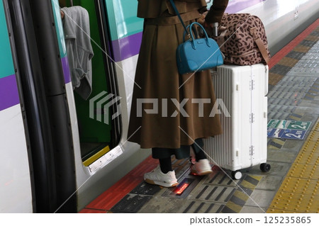 Tohoku Shinkansen/Hokkaido Shinkansen H5 Series passengers boarding and disembarking 125235865
