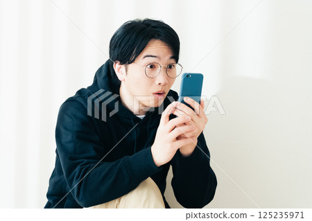 有智能手機的一個年輕人 125235971