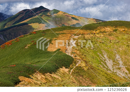 飯豐山脈 - 主山脊路線上的秋葉和從山脈上升到烏帽子山的雲朵 125236026