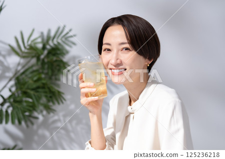 女人喝高球 125236218
