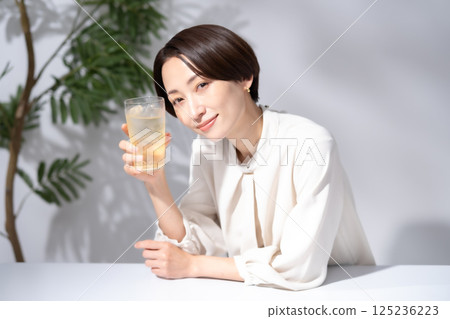 女人喝高球 125236223