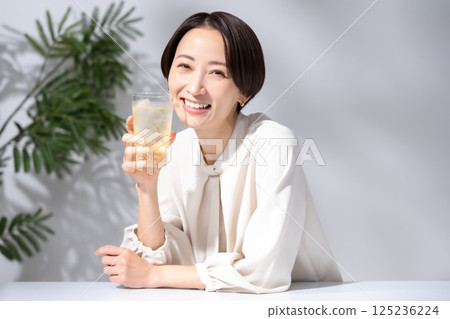 女人喝高球 125236224