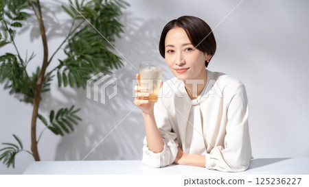 女人喝高球 125236227