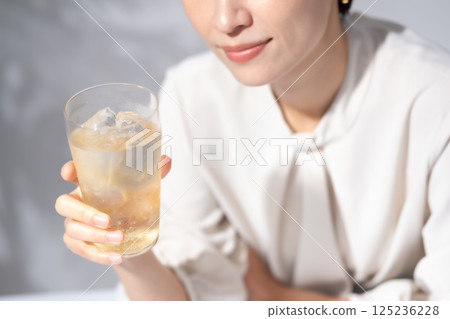 女人喝高球 125236228