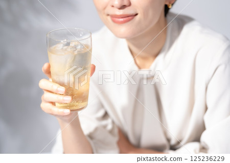 女人喝高球 125236229