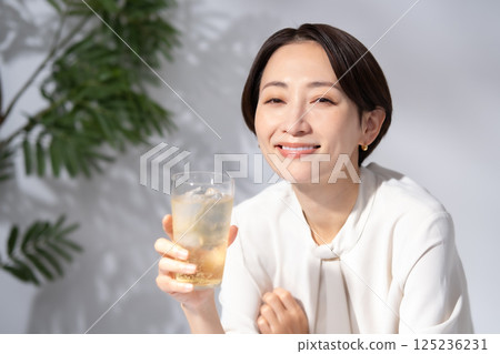 女人喝高球 125236231