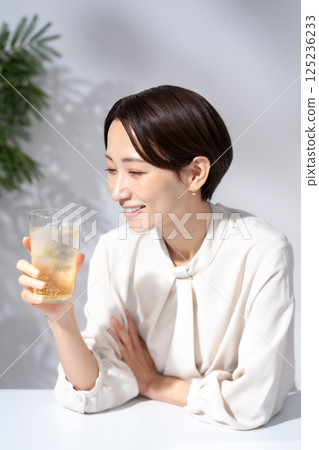 女人喝高球 125236233