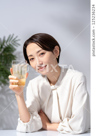 女人喝高球 125236234